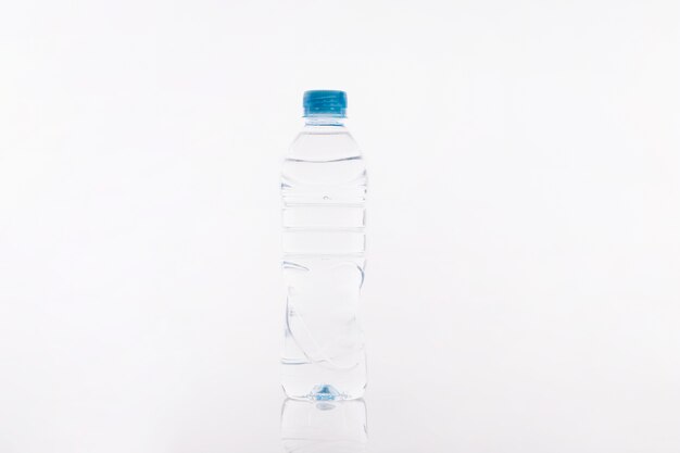水のプラスチックボトル