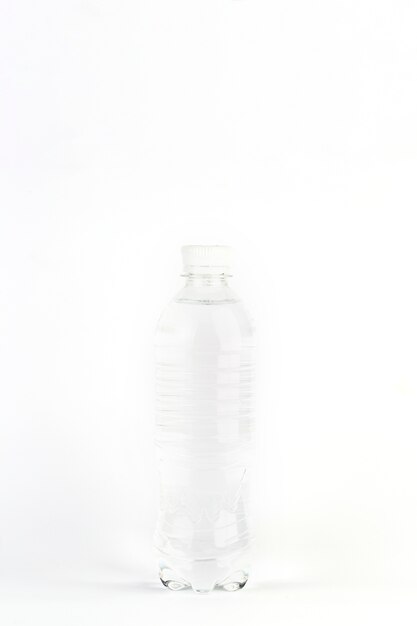 Пластиковая бутылка с чистой водой