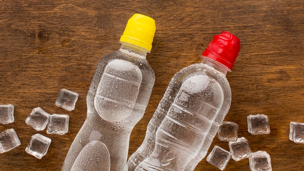 무료 사진 물과 얼음의 플라스틱 병
