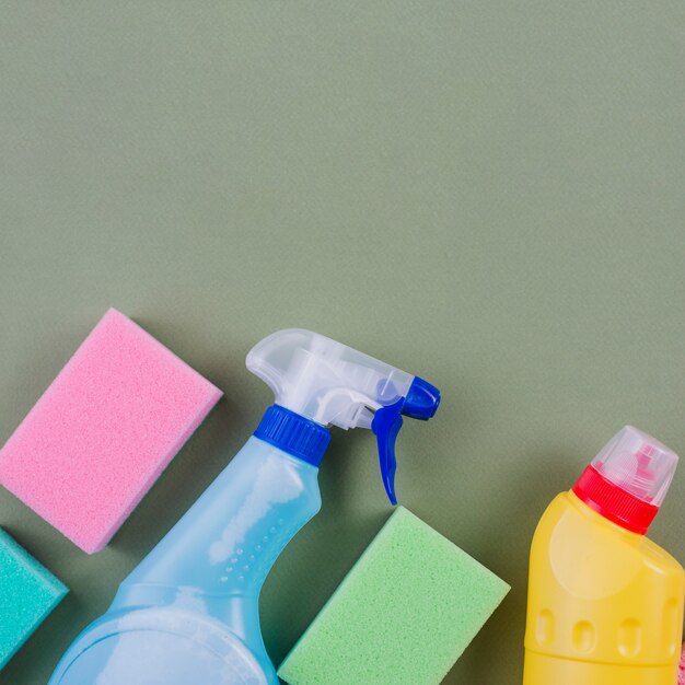 Пластиковые бутылки и губка на цветном фоне