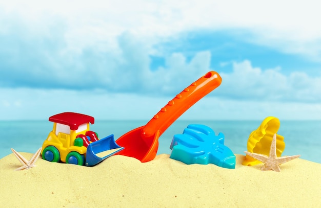 모래 해변에 플라스틱 어린이 장난감