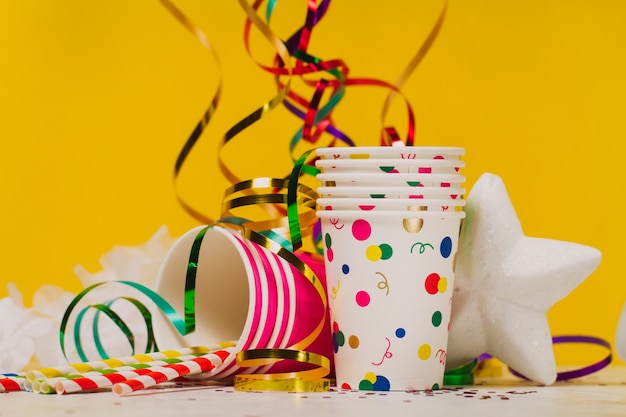 Free photo plastic cups with serpentine and confetti