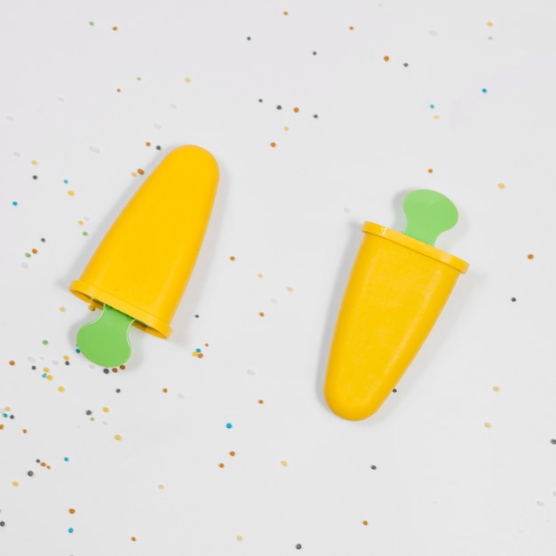 Foto gratuita forme di plastica per gelato