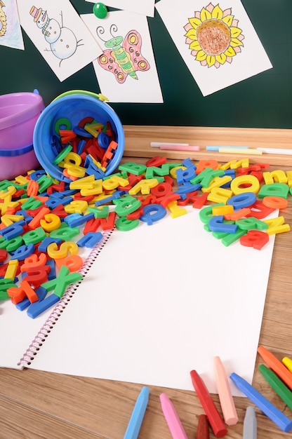 Lettere di plastica di alfabeto sulla scrivania di scuola