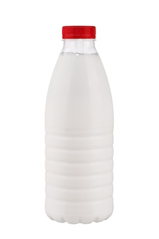 빨간 뚜껑이 있는 플라스틱 우유 병은 흰색 배경에 분리되어 있습니다.