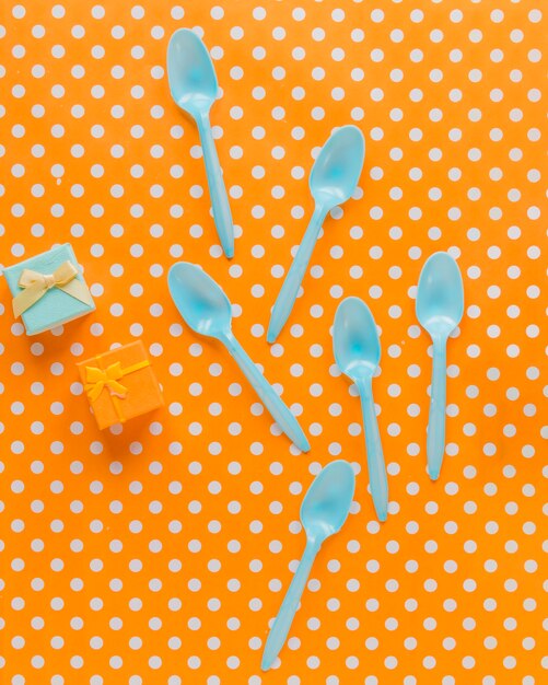 Plastic spoons and giftboxes in composition