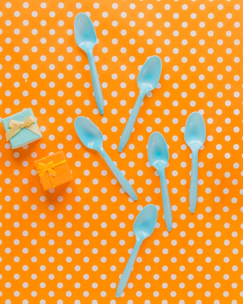 Plastic spoons and giftboxes in composition