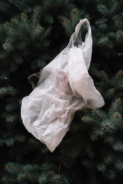 Пластиковая белая сумка на открытом воздухе