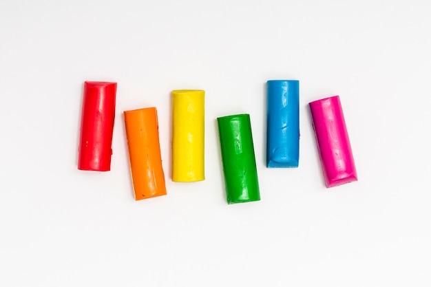 Пластилиновые палочки разных цветов