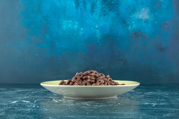 plate-chocolate-corn-rings-blue-background-high-quality-photo_114579-75406.jpg