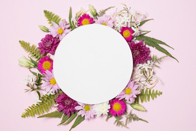 Тарелка на композицию из чудесных цветов и растений