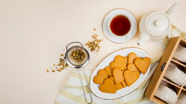 無地の背景にクッキーのプレート