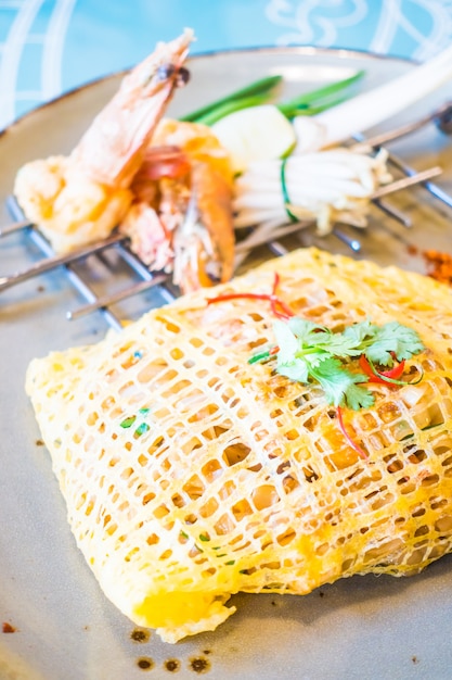 plate cuisine shrimp lime thai