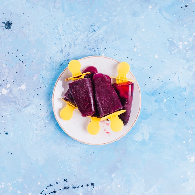 Free photo plate of dark red popsicles