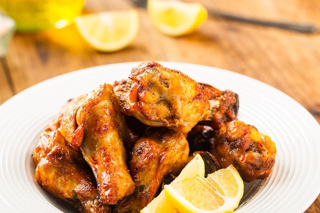 Free photo a plate of delicious lemon chicken wings