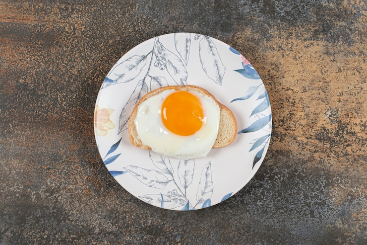 Free Photo a plate of egg on the white bread slice.