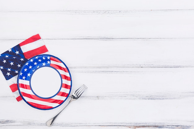無料写真 皿のフォークとナプキン、アメリカの国旗