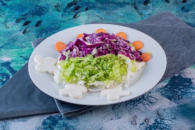 Free photo a plate of fresh various vegetables on a piece of fabric