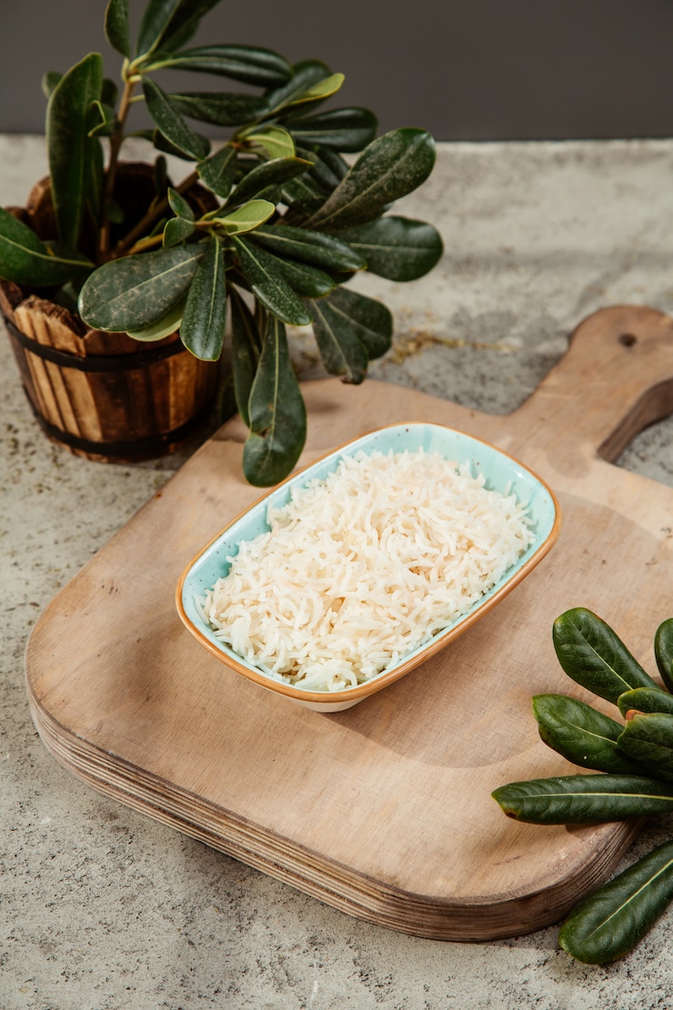 Free Photo plate of grated cheese on the cutting board