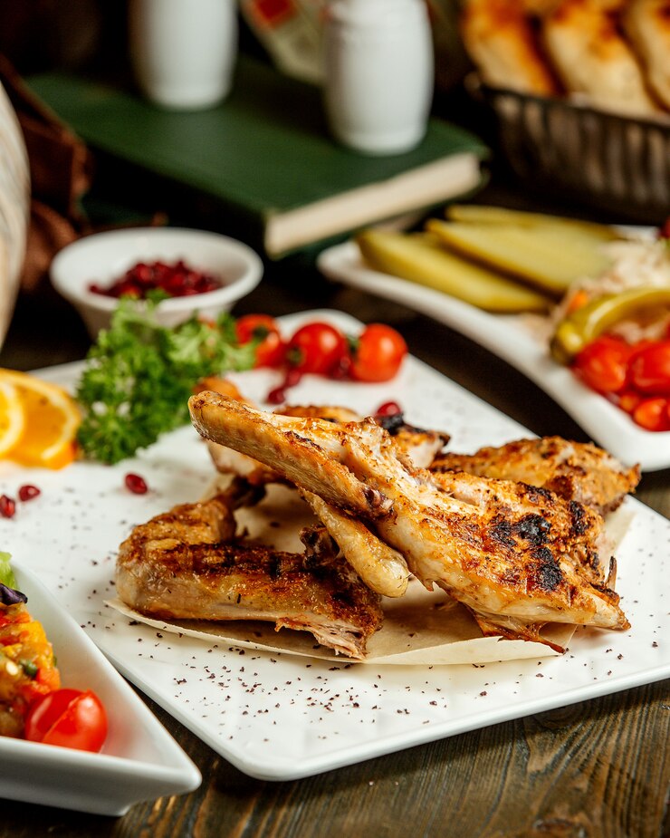 Free Photo a plate of grilled chicken garnished with lemon