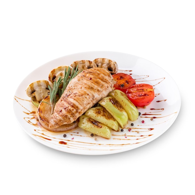 흰색 배경에 격리된 야채와 함께 구운 닭고기 접시. 메뉴 사진