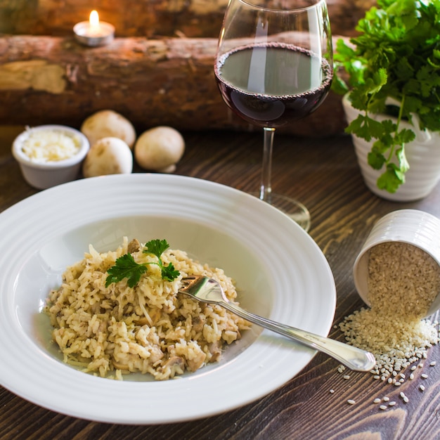 Foto gratuita piatto di risotto ai funghi condito con formaggio grattugiato