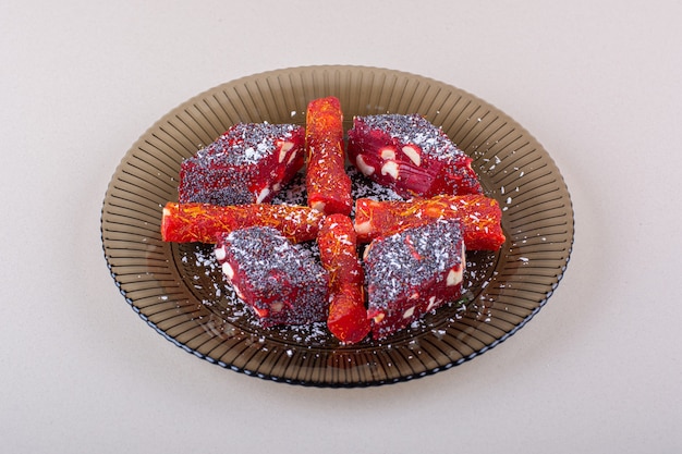 무료 사진 설탕에 절인 과일 펄프 접시 흰색 배경에 배치. 고품질 사진