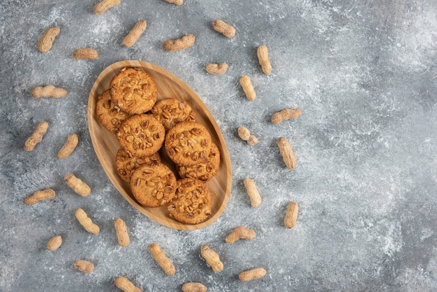 大理石のテーブルに有機ピーナッツと自家製クッキーのプレート。