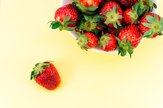 무료 사진 빨간 딸기 접시