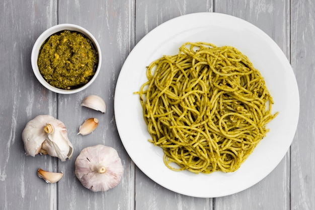 Free photo plate of pasta with garlic and sauce