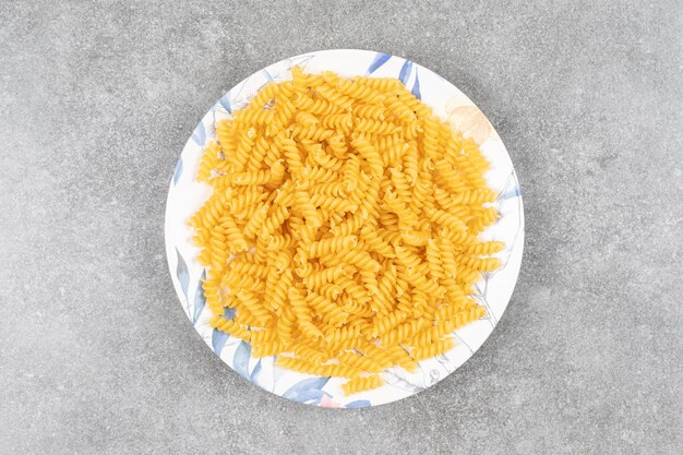 대리석 표면에 원시 fusilli 접시