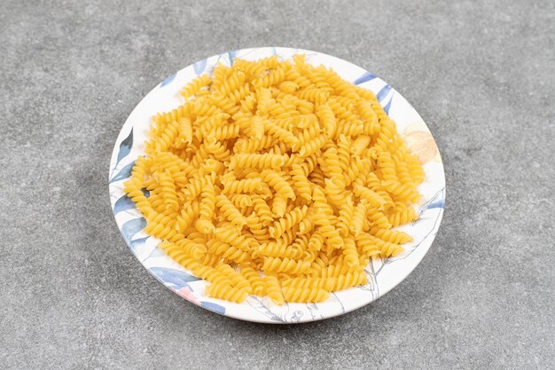 대리석 표면에 원시 fusilli 접시