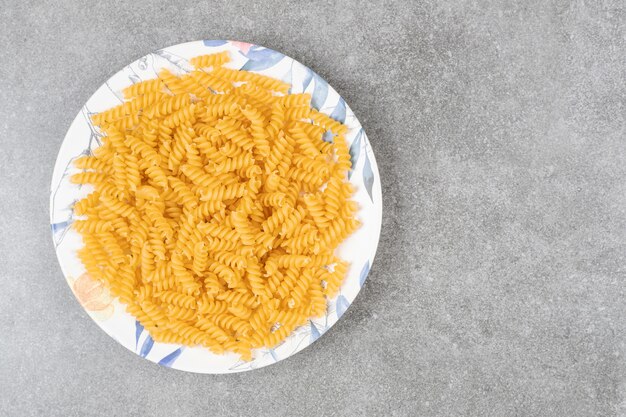 대리석 표면에 원시 fusilli 접시