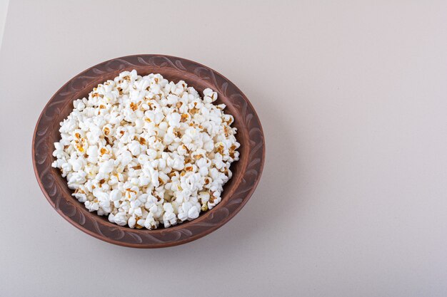Тарелка соленого попкорна для ночи кино на белом фоне. Фото высокого качества
