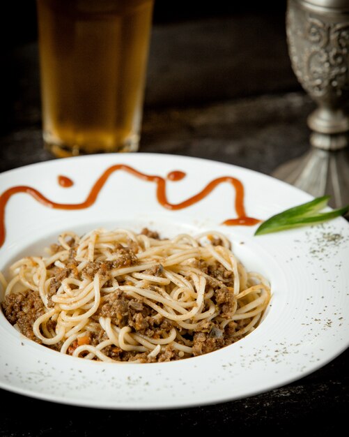 Тарелка спагетти с мясом и желтым болгарским перцем