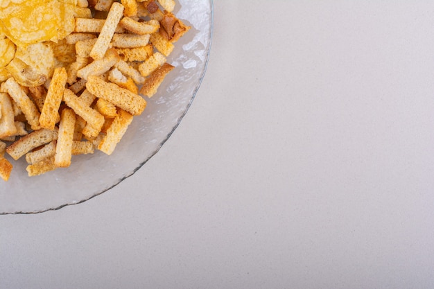 흰색 바탕에 맛있는 바삭한 크래커와 칩 접시. 고품질 사진