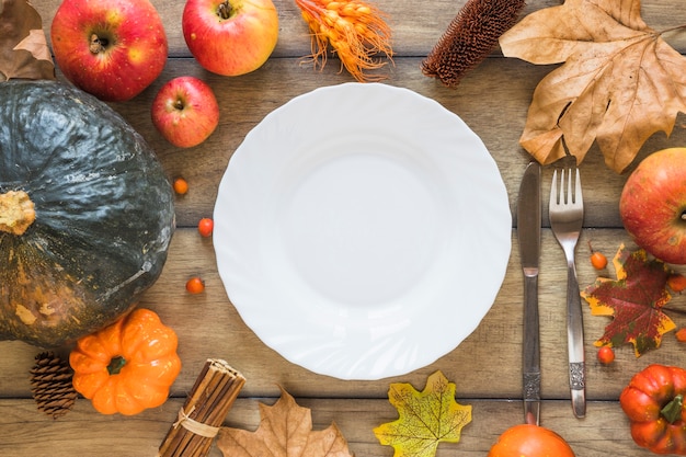 Plate between vegetables and fruits 