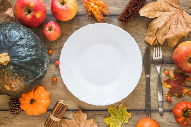 Plate between vegetables and fruits 