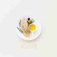 Free photo plate with bread olives and oil with olive word