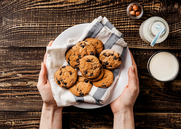 Free photo plate with chocolate cookies