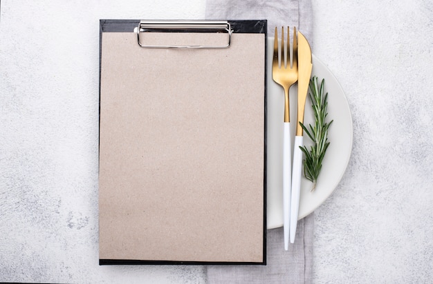 Free photo plate with cutlery and clipboard