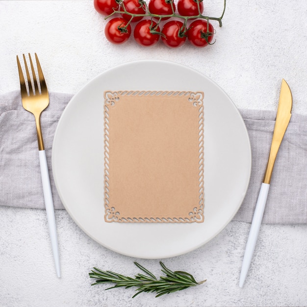 Free photo plate with cutlery and tomatoes