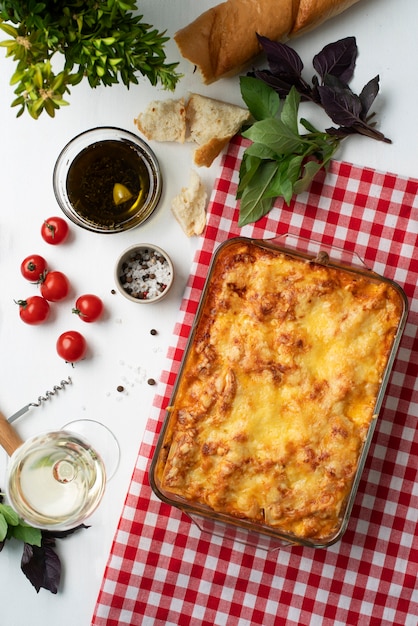 무료 사진 맛있는 이탈리아 라자냐를 곁들인 접시