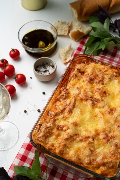 Free photo plate with delicious italian lasagne