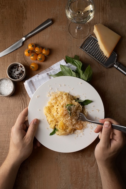 Piatto con delizioso piatto di pasta italiana