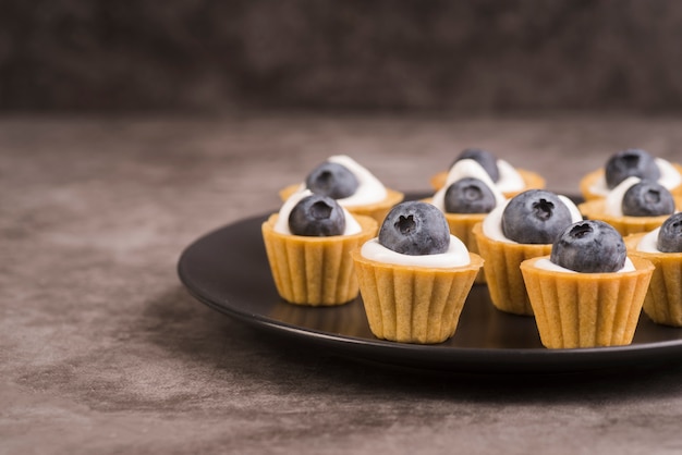 Foto gratuita piatto con deliziosi muffin