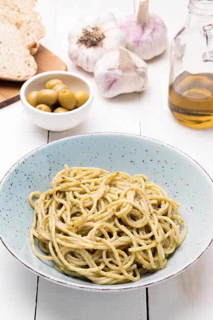 Тарелка с вкусными спагетти