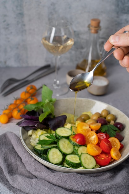 Тарелка с вкусным овощным салатом