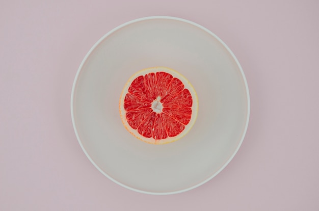 Бесплатное фото Тарелка с грейпфрутом на столе