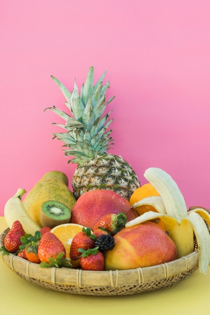 Foto gratuita piatto con grande assortimento di frutta